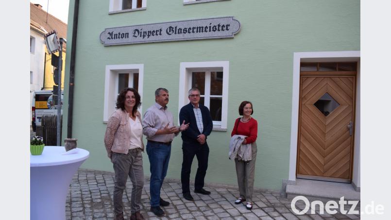 Mit dem Ergebnis der Renovierung sehr zufrieden sind von links: die Investoren Geoline und Gerhard Igl, Bürgermeister Richard Tichler und die Vorbesitzerin Maria Attenberger. Bild: bnr