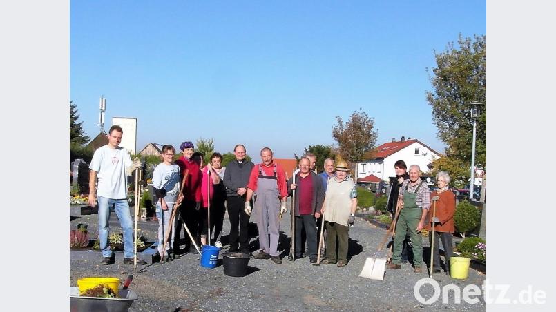 Pfarrer Heribert Stretz (Fünfter von links) dankt allen Helfern bei der Friedhofsaktion, die Karl Reger (rechts daneben) organisiert hat. Bild: hl