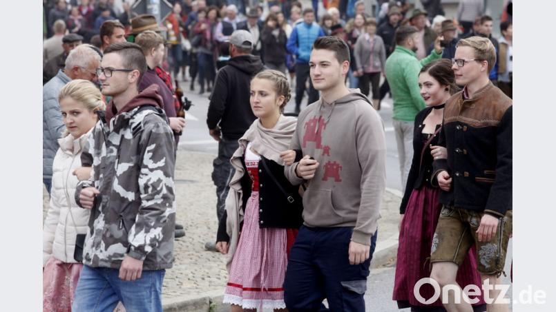 Ein riesiger Tross setzte sich am Marktplatz in Bewegung. Mittendrin die Kirwapaare. Bild: Hirsch