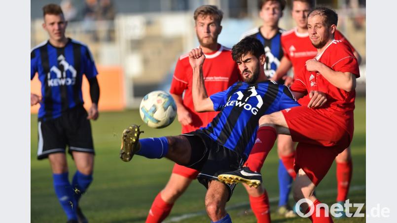 Nach einer Ecke nimmt SpVgg-SV-Angreifer Oktay Devrilen (blaues Trikot) den Ball volley, ein Treffer springt aber dabei nicht heraus. Mit dem 2:0-Sieg über Tabellenführer SpVgg Vohenstrauß untermauerte die wiedererstarkte SpVgg SV Weiden II ihre Ansprüche auf einen Spitzenplatz. Bild: Alfred Schwarzmeier