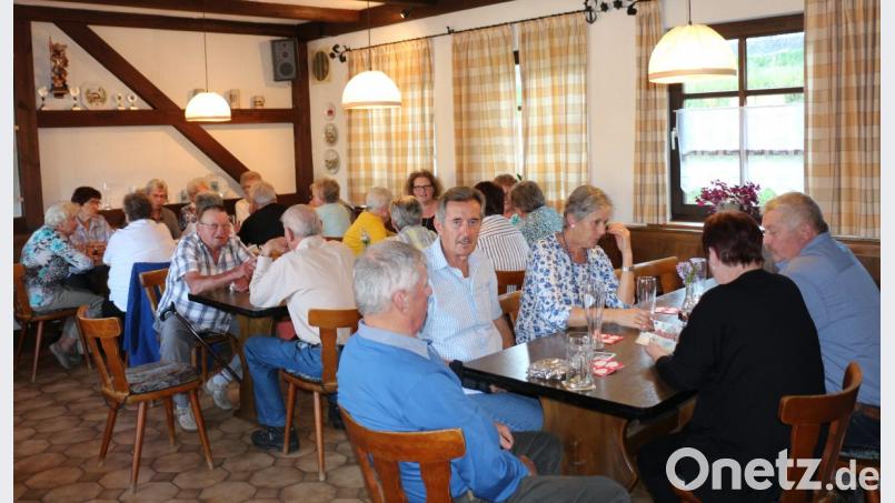 Zahlreiche Gäste kommen zur Kirchweih nach Unterbruck, um die Leckereien und ein traumhaftes Herbstwetter zu genießen. Bild: rpp
