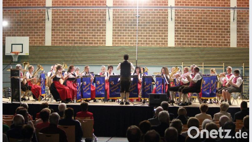 Mit seinen überwiegend bayerisch-böhmischen Stücken setzt auch die Stadtkapelle Kemnath um Leiter René Pascal Bauer musikalische Akzente. Bild: stg