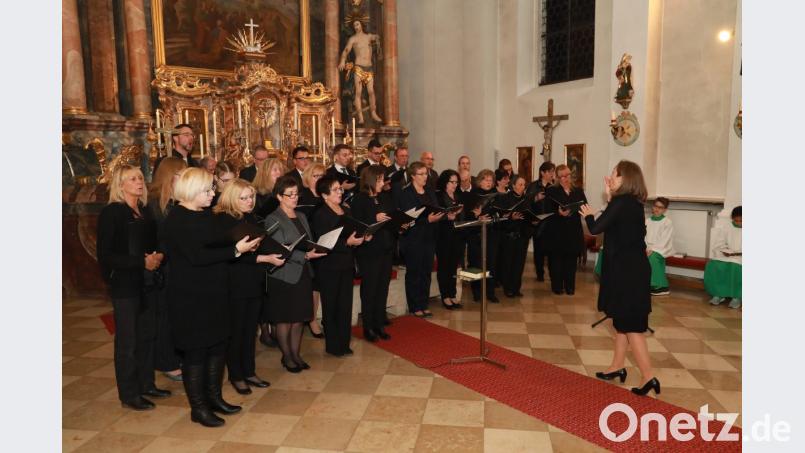 Der katholische Kirchenchor unter der Leitung von Stefanie Rüger (rechts) Bild: njn