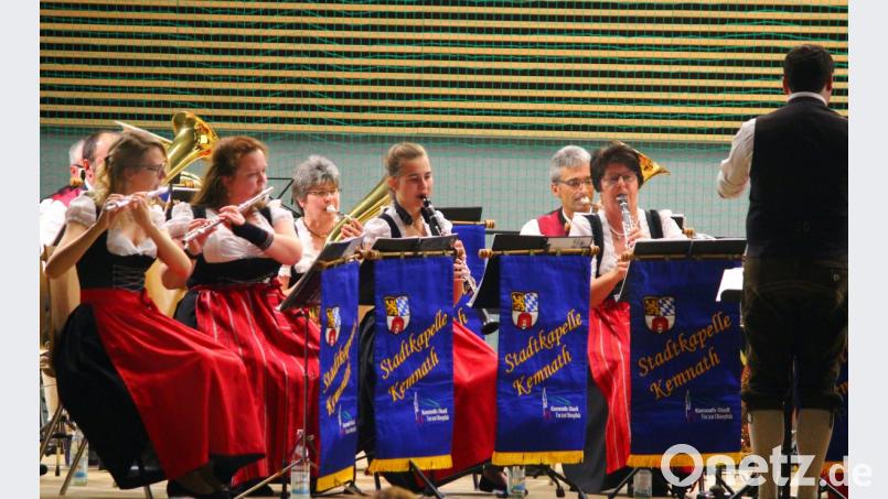 Mit seinen überwiegend bayerisch-böhmischen Stücken setzt auch die Stadtkapelle Kemnath um Leiter René Pascal Bauer musikalische Akzente. Bild: stg