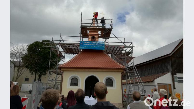 Die Außenrenovierung der Steiningloher Dorfkapelle hat sichtbare Fortschritte gemacht. Die Dorfgemeinschaft mit Ortssprecher Erich Stauber will einen respektablen Beitrag zur Finanzierung des Inventars leisten. Dafür wird auch der Erlös des 2. Steiningloher Weinfestes verwendet, das am Samstag, 27. Oktober, ab 19 Uhr im Stodl des Gemeinschaftshauses stattfindet. Bild: u