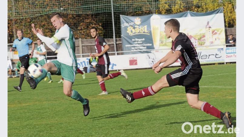 Starke Leistung, verdienter Sieg: Im letzten Vorrundenspiel bezwang der SV Mitterteich den TSV Nürnberg-Buch mit 3:1. Hier blockt SVM-Kapitän Manuel Dürbeck (links) den Schuss von Philipp Schindler ab. Bild: heh