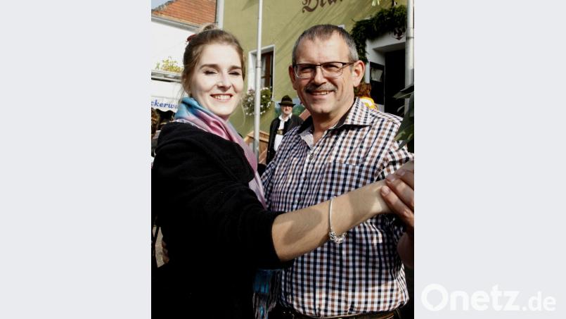 Kirwamoidl Kristina Jobst tanzt mit Wirt Bernhard Meier. Bild: Hirsch