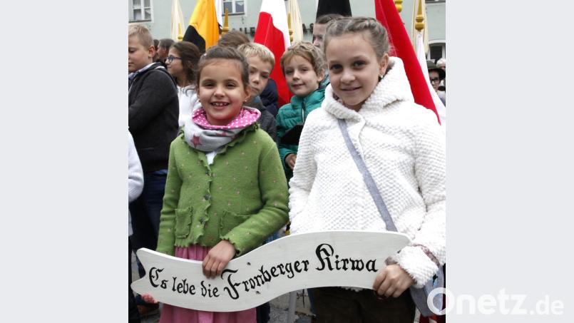 Freude beim Nachwuchs: Die Kinder durften das Schild vorantragen. Bild: Hirsch