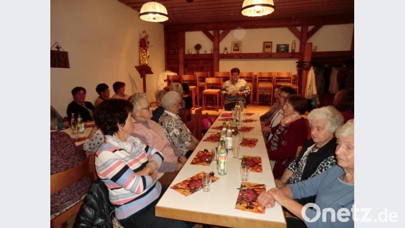 Zum traditionellen Erntedankessen des Frauenbundes Kastl findet Vorsitzende Monika Fralix besinnliche Worte. Allerdings kündigt sie für Anfang 2019 auch ihren Rückzug an. Bild: rpp