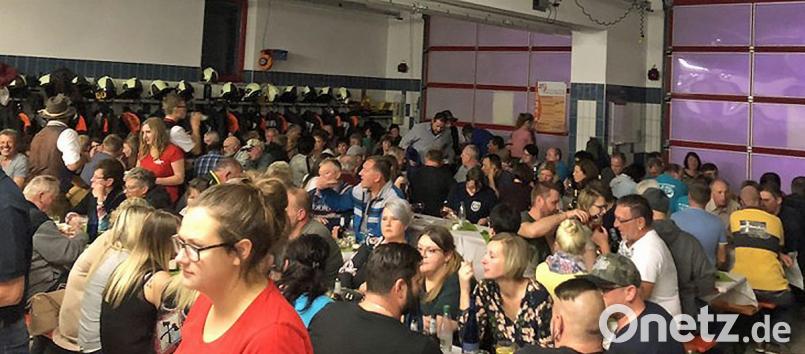 Proppenvoll war beim ersten Weinfest der Freiwilligen Feuerwehr die Fahrzeughalle des Feuerwehrgerätehauses. Bild: sön