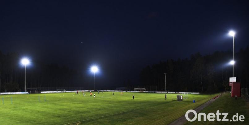 Das neue LED-Flutlicht in Gärbershof: Der FSV hat wie der SC Germania und der SV Raigering bereits umgestellt. Bis spätestens Frühjahr 2019 folgen noch der SV Inter Bergsteig und der FC Amberg im TV 1861. Bild: Petra Hartl