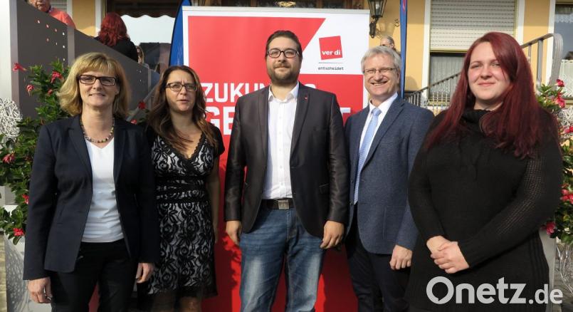 Die Gewerkschaft Verdi stellt sich im Bezirk Oberpfalz neu auf: Das Bild zeigt von links die scheidende Vorsitzende Petra Graf, die stellvertretende Bezirksgeschäftsführerin Manuela Dietz, den neuen Vorsitzenden Stefan Dietl, Bezirksgeschäftsführer Alexander Gröbner und die stellvertretende Vorsitzende Verena Gleißner. Bild: Hirsch