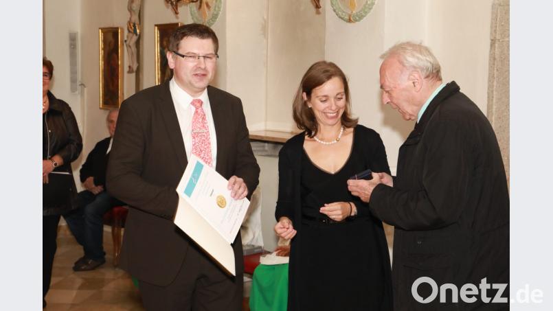 Diözesankirchenmusikdirektor a. D. Erich Weber (rechts) überreichte die Palestrina-Medaille mit Urkunde an (von links) Organisten Holger Popp und Chorregentin Stefanie Rüger. Bild: njn