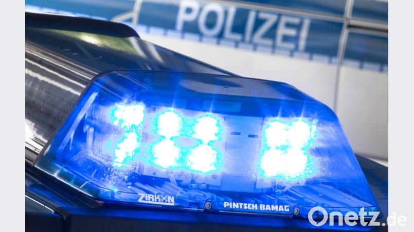 Ein Mann stiefelte mit Hakenkreuzen auf den Schuhen zur Polizei. Bild: Friso Gentsch/dpa