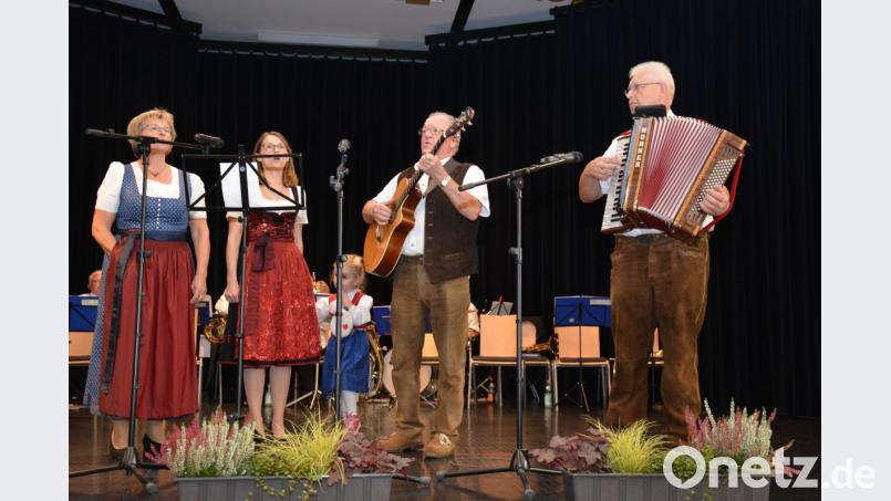Schwarzachtaler Dreigesang mit Schnarndorfer Musikanten sorgten für ausgelassene Stimmung Bild: Freya Stöckl
