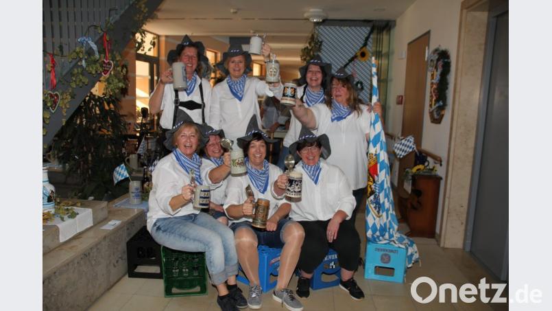 Die „Holzhackerbuam“ hatten sich nach getaner Arbeit ein Bier verdient. Bild: frd