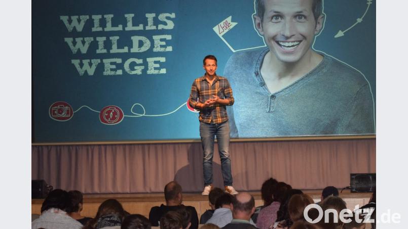 Viele Besucher der Stadthalle Neustadt folgen Willi Witzel auf seinen wilden und abenteuerlichen Wegen. Bild: jaf