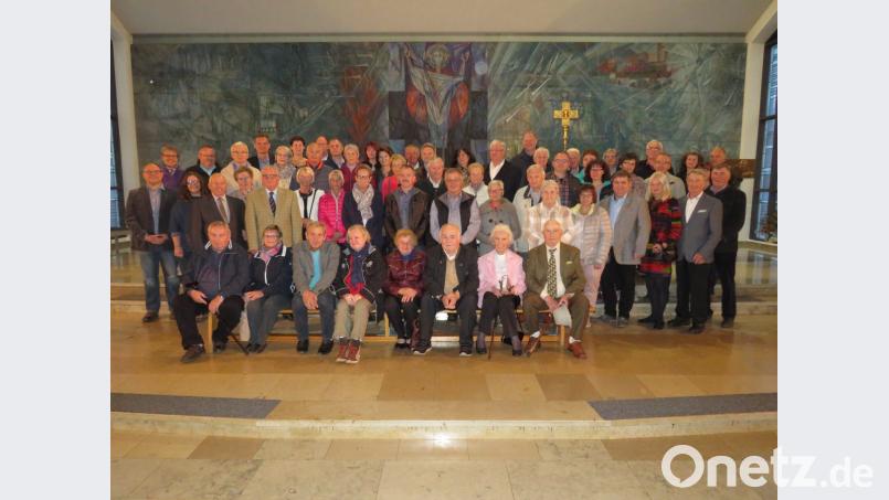 Auf viele gemeinsame Jahre blicken die Jubelpaare der katholischen Pfarrei Altenstadt zurück. In einem Gottesdienst erneuerten sie ihr Eheversprechen Bild: adj