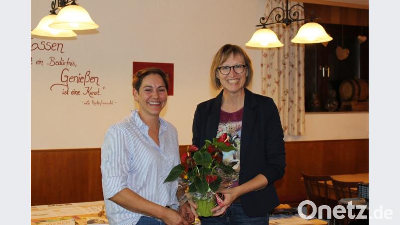 Als Dankeschön überreichte Vorsitzende Elisabeth Kederer (links) der Referentin Johanna Baumann (rechts) ein blumiges Präsent. Bild: ema