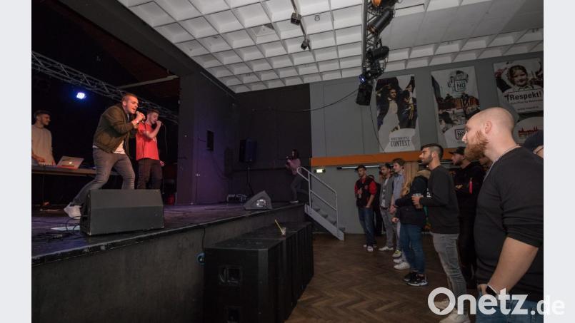 Im Trio begeisterten der Weidener Mosaik, der Regensburger Jhange und DJ 1eighty gut 50 Gäste auf dem Benefizkonzert im JuZ. Bild: dtr