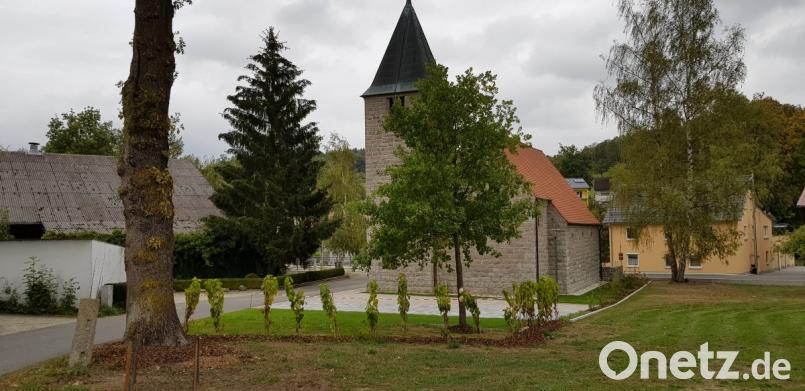 Die Kirchplatzgestaltung auf dem ehemaligen Rom-Anwesen ist genauso abgeschlossen wie die Dorfsanierung. Nächstes Jahr soll deswegen ein offizielles Einweihungsfest mit kirchlicher Segnung mit den Kaimlinger Bürgern stattfinden. Bild: dob