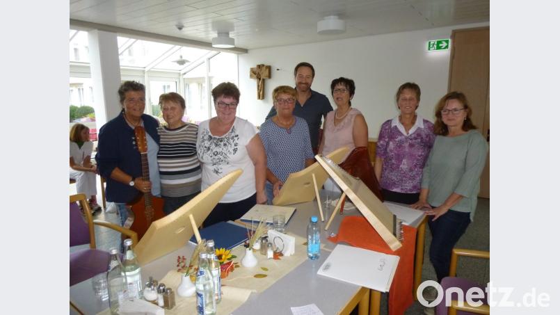 Über den Auftritt von Lehrerin Ulli Dziwinski und ihrer Schülerinnen Marianne Stangl, Susanne Busch, Cilla Wutz (von links), Lisa Forster und Konny Heinl freuen sich Heimleiterin Christine Tschauner und Pflegedienstleiter Christian Fuchs (von rechts) genauso wie die Senioren Bild: is