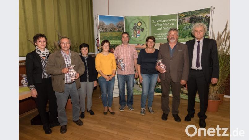 Traditionell überreichte Landrat Wolfgang einen Oberpfälzer Steinkrug an die Gartenbesitzer vom 21. „Tag der offenen Gartentür“ als Dank. Bild: dtr