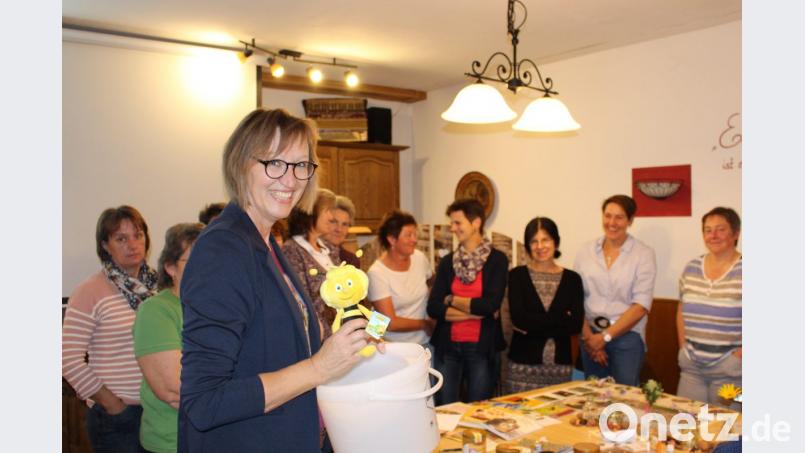 Viele Bienenprodukte brachte Johanna Baumann zu ihrem Vortrag mit. Bild: ema