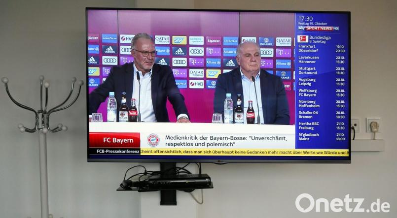 Die Pressekonferenz beim FC Bayern war wenigen Journalisten vorbehalten. Alle anderen verfolgten das Geschehen per TV-Gerät. Bild: Alexander Unger