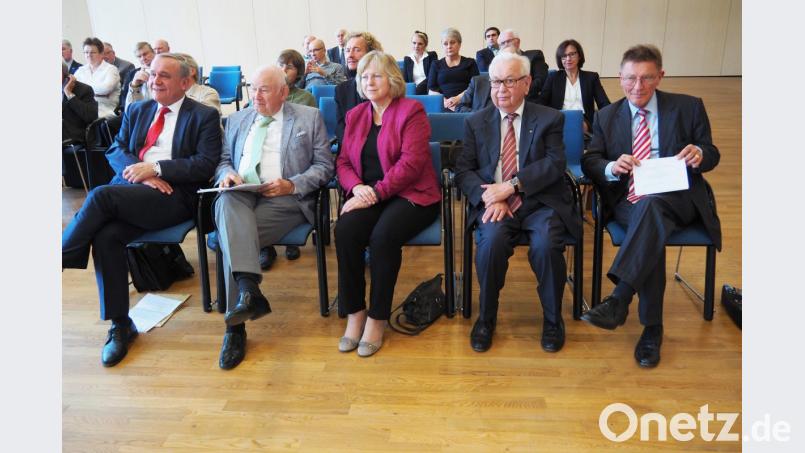 In vorderster Reihe beim OWWF-Jubiläum (von links) Oberbürgermeister Kurt Seggewiß, Ministerpräsident a. D. Günther Beckstein, die scheidende Landtagsabgeordnete Petra Dettenhöfer, OWWF-Ehrenpräsident Josef Döllner und OWWF-Präsident Staatsminister a. D. Eberhard Sinner. Bild: Bühner