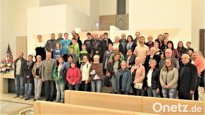 Die Kolpingfamilien aus Grafenwöhr und Tegernheim sind beeindruckt von den Dimensionen und der Ausstattung der Chapel am Netzaberg. Bild: rgr