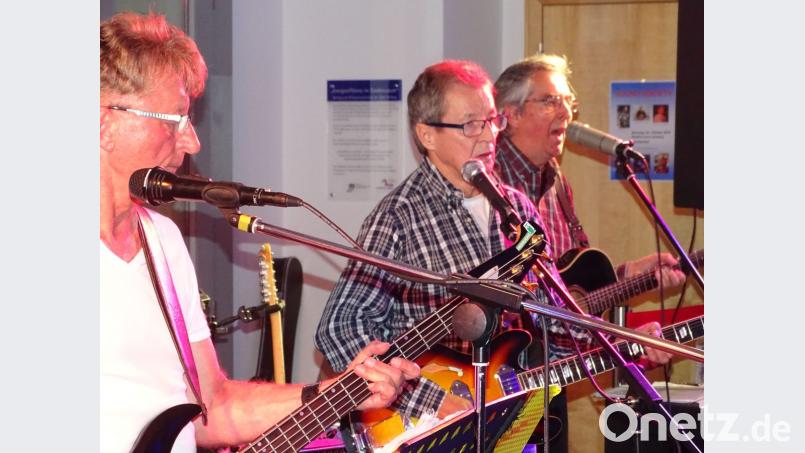 Ein Arzt, zwei Lehrer und der Rock ’n’ Roll: Raimund Prechtl, Bernd Stief und Werner Schlenzig (von links) machen mit der Sound Society einen lockeren Spaziergang zurück in die Zeit, als es aus Amberger Discos dröhnte: „I’m not like everybody else.“ Bild: hou