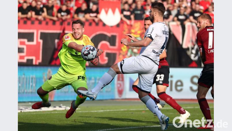 Dieser Wechsel kam nicht überraschend: Christian Mathenia (links) löste gegen Hoffenheim Fabian Bredlow im Nürnberger Kasten ab. Der neue Mann überzeugte auf Anhieb und bewahrte den Club mit mehreren Paraden vor einer deutlicheren Niederlage. Bild: agentur_dpa