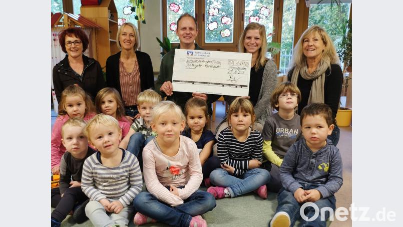 Große Freude im Kindergarten Schmidgaden. Michael Prifling (Floristik) und Karina Prifling (Fasikami) überreichten im Beisein der gemeindlichen Bediensteten Petra Rehorz und Karin Dembianny (von links) den symbolischen Scheck mit der stolzen Summe von1.150 Euro aus dem Losverkauf bei der Gewerbeschau 2018 an Leiterin Sonja Rojer (rechts) Bild: ohr