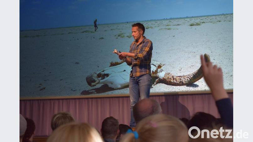 Einen echten Knochen aus Afrika brachte der bekannte Fernsehmoderator mit und reichte ihn durch die Reihen. Bild: jaf