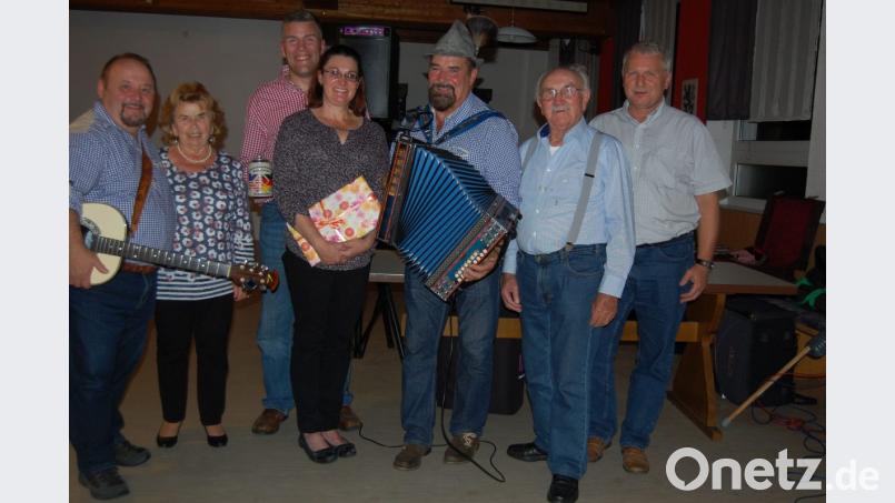 Auf Oberpfälzisch stellt sich Oberst Adam J. Boyd (Dritter von links, mit Ehefrau) sowohl den Helfern des Kontaktclubs als auch Musikant Norbert Fiedler, Anni Brunner (von links), Verbindungsmann Franz Zeilmann, Präsident Walter Brunner und Musikant Bubi Voit vor. Bild: az