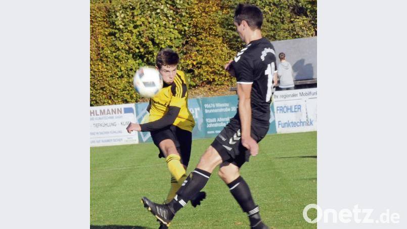 Der Poppenreuther Tomas Klapuch (links) zieht ab, aber gefährlich war dieser Schuss nicht. Der SV Poppenreuth verlor gegen die SpVgg Oberkotzau klar mit 0:3. Bild: heh
