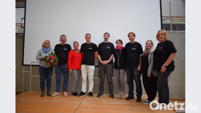 Mit dem Jahr zufrieden waren die Bewohnervertreter aus 20 Häusern der Dr. Loew Soziale Dienstleistungen. Den Dank nahmen Heidi Kühn (links), Einrichtungsleitung der Dr- Loew-Region Wernberg, und Geschäftsfüherin Sandra Loew (Dritte von links) entgegen. Bild: bnr