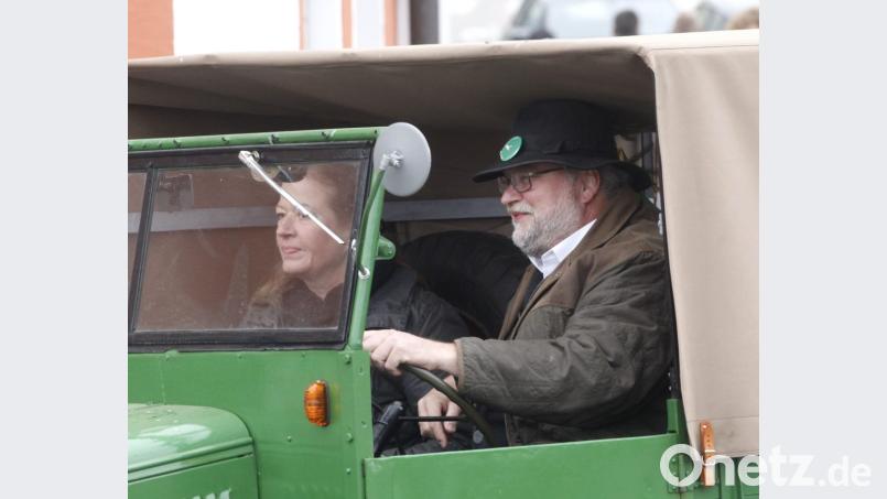 Baron Hubertus von Breiidbach folgte dem Tross im Oldtimer. Bild: Hirsch