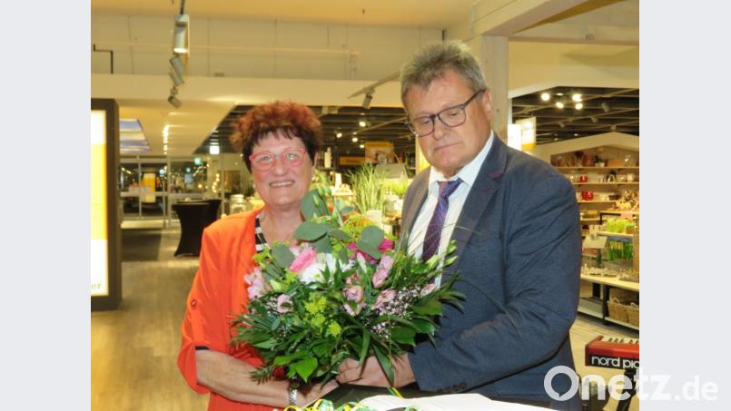 Jörg Kellermann, Geschäftsführer des Handelsverbandes Bezirk Regensburg, schenkte Lieselotte Kulzer für ihr ehrenamtliches Engagement Blumen. Bild: ubb