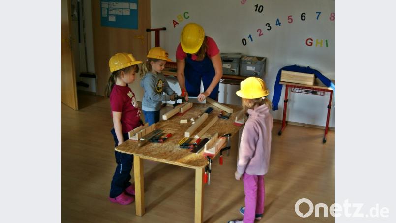 Nicki Nagel mit den Helfern im Kinderhaus. Bild: exb