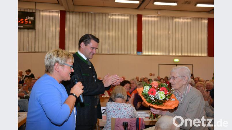Stolze 102 Jahre ist Margaretha Troidl alt. Hierzu gratulierten Landrat Thomas Ebeling und Evi Seitz recht herzlich. Sie hält den Titel der ältesten Seniorin der Veranstaltung. Bild: Freya Stöckl