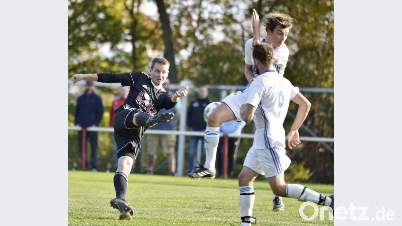 Ein schöner Seitfallschuss des Hirschauer Elfmeter Torschützen Lukas Schärtl (links), abgeblockt durch Tim Lassmann (rechts hinten) und beobachtet durch Alexander Ram vom TuS Schnaittenach. Bild: Ziegler