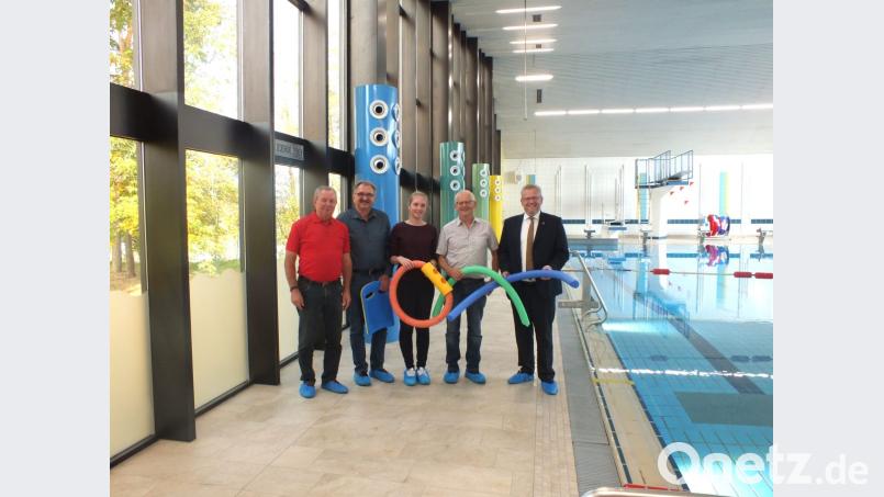 Das Hallenbad Dachelhofen erstrahlt in neuem Glanz. Davon überzeugte sich der Oberbürgermeister bei seinem Besuch am Freitag. Bild: Hirsch
