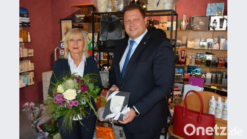 2. Bürgermeister und Gewerbefördervereinsvorsitzender Stefan Grillmeier gratulierte Agnes Kamm zum 25-jährigen Bestehen des Kosmetikstudios. Bild: jr