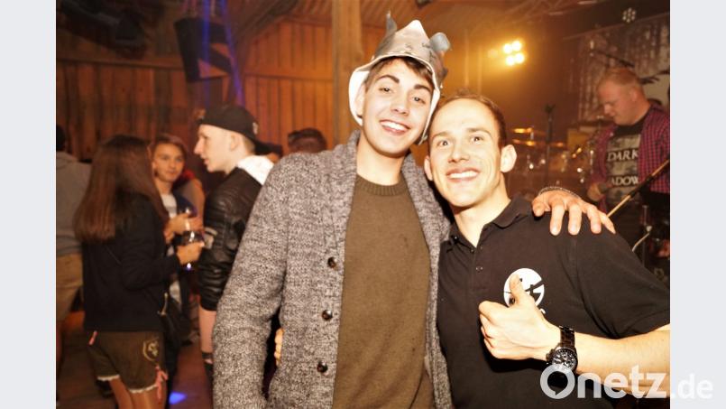 Kirwakönig Max Reber und Landjugend-Vorsitzender Felix Kraus (von links) genießen die Partystimmung. Bild: arw