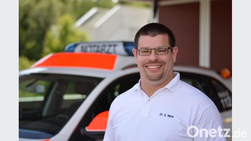 Leitender Notarzt Dr. Sven Mörk hat nur lobende Worte für einen jungen Ersthelfer übrig, der einem Mann am Montag das Leben rettete. Bild: exb