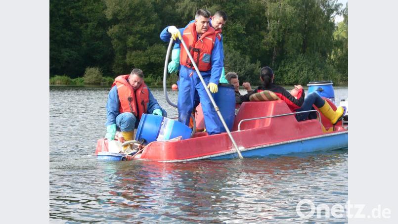 Mit Lanzen injizierten Mitarbeiter der Firma Söll das Mittel "SchlixXplus" im September 2016 in die Schlammschicht des Rußweihers,. Bild: rn