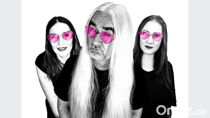 "D'Raith Schwestern und da Blaimer" verraten in ihrem neuen Programm auch einiges über die rosarote Brille. Bild: Susi Knoll