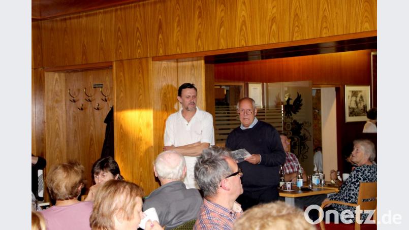 Die Entwicklung zum heutigen Café mit Konditorei und Bäckerei schilderte Dieter Heldrich. Pfarrer Konrad Schornbaum (rechts) ergänzte die Ausführungen von Helen Werner mit historischem Bildmaterial. Bild: ds